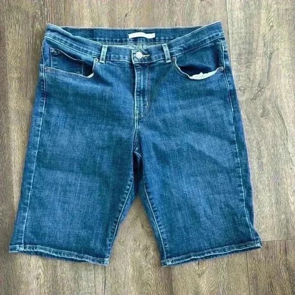 Levi’s Bermuda Short.  Women’s size 31. Great condition! - Picture 1 of 5